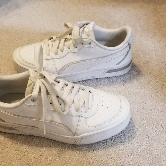 Womens size 7.5 white silver puma sneakers - Picture 2 of 8